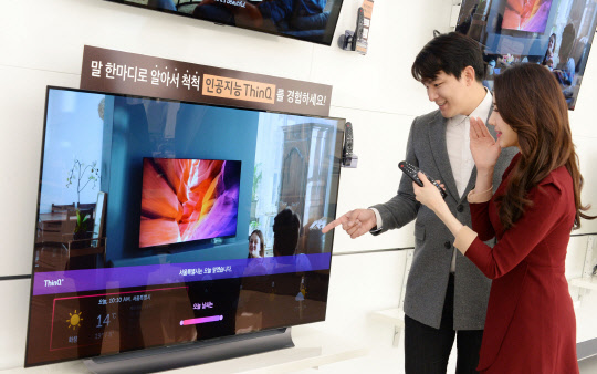 LG전자가 인공지능 올레드(OLED) TV 출시를 기념해 오는 3일부터 이달 말까지 신제품을 다양한 혜택과 함께 구매할 수 있는 'LG TV 특별전'을 진행한다. LG전자 모델들이 LG 베스트샵 매장에서 LG 올레드 TV를 살펴보고 있다. <LG전자 제공>
